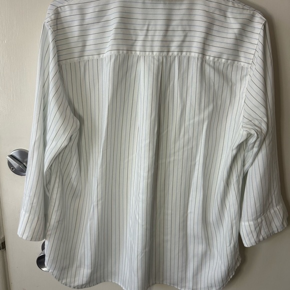 Uniqlo White and Blue Striped Shirt      size M - Picture 3 of 6